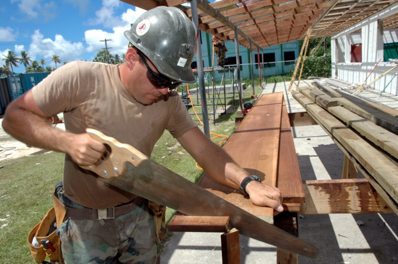 charpentier-CORRENS-min_worker_construction_building_carpenter_male_job_build_helmet-893290